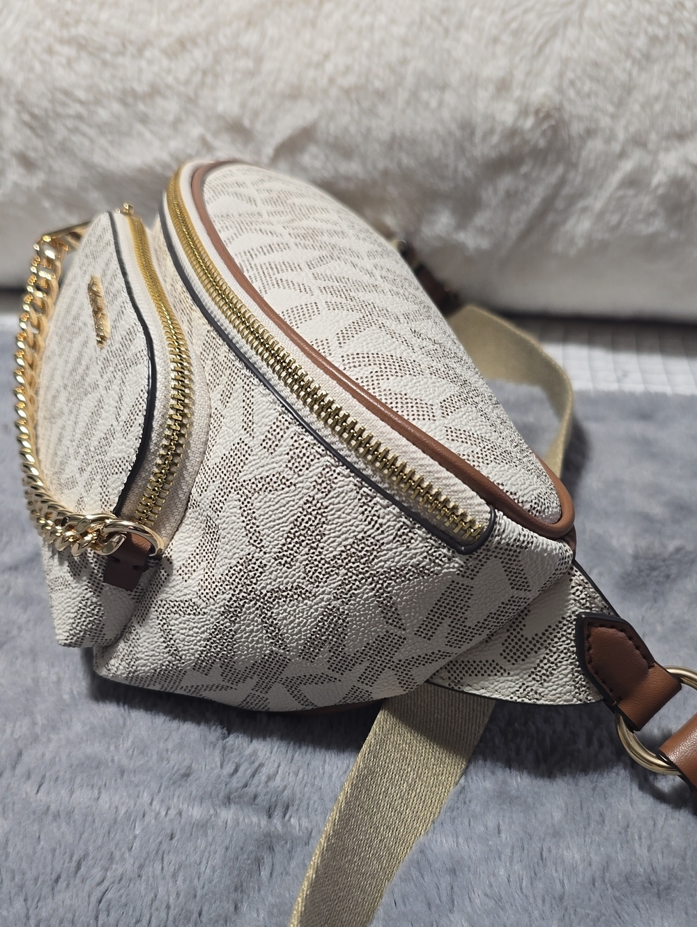 Michael Kors Beige Logo Crossbody Belt Bag with Gold Chain ✨️💖 - Picture 4 of 9